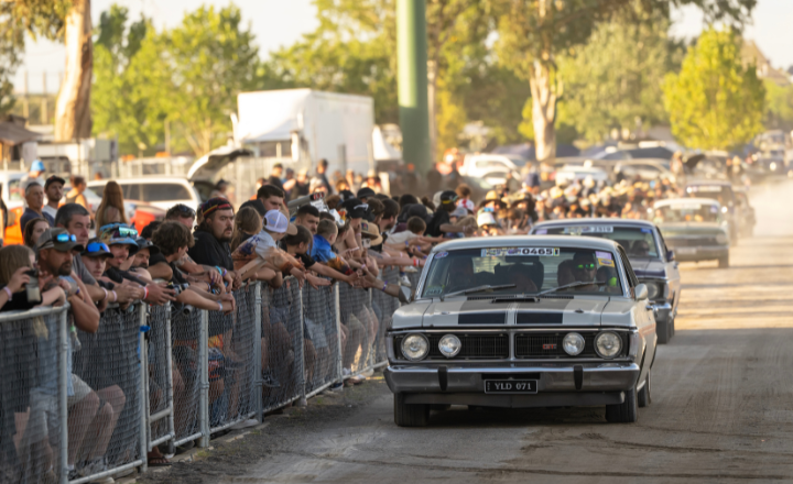 Entrants and spectators at the Summernats Supercruise 720x440 Entrants and spectators at the Summernats Supercruise