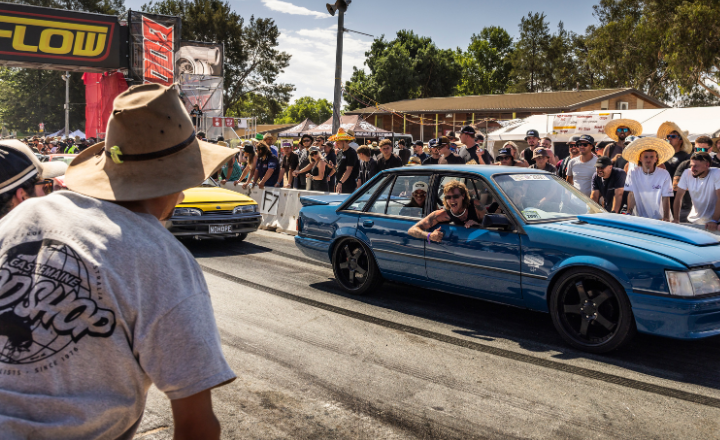 Summernats entrants on the cruise route